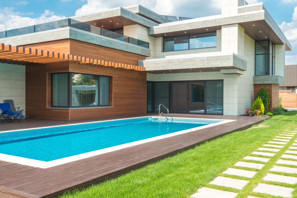 Modern Darwin home with pool and quality fencing